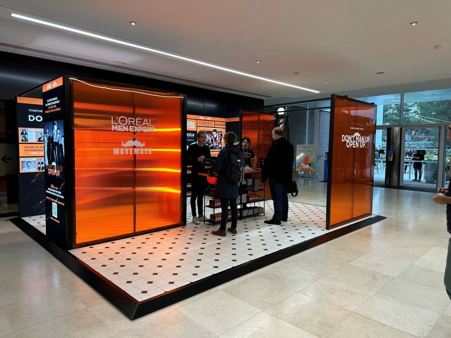 L'Oréal reconfigurable Pop-up display stand